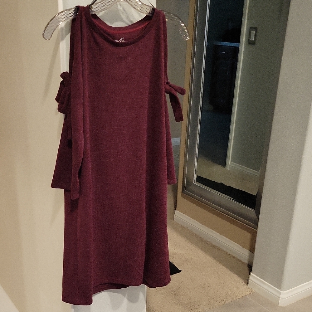 Alya Sleeveless Cold-Shoulder Midi Dress in Wine
